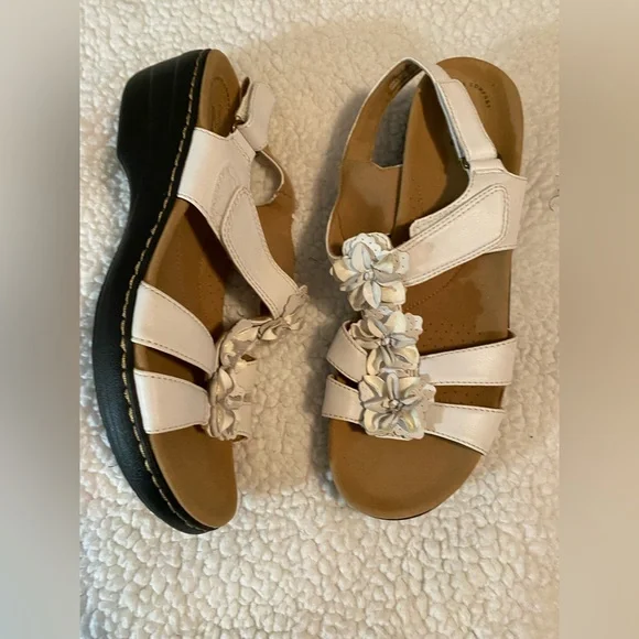 Clarks Women’s White Floral Sandals size 11 - Picture 8 of 8